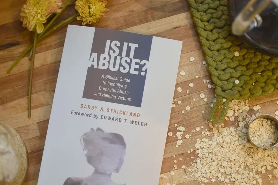 Libro Is It Abuse? By Darby Strickland
