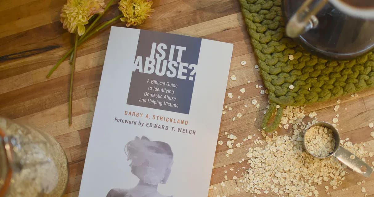Libro Is It Abuse? By Darby Strickland